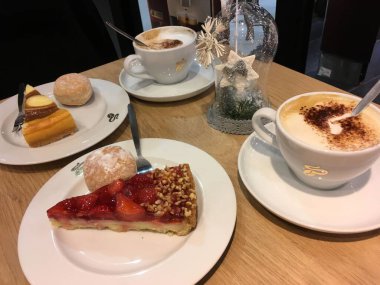 Kahve ve kekler masada.