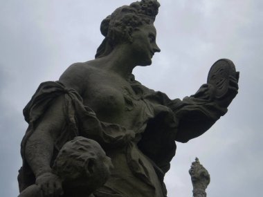 Yedi günahtan birinin heykeli.