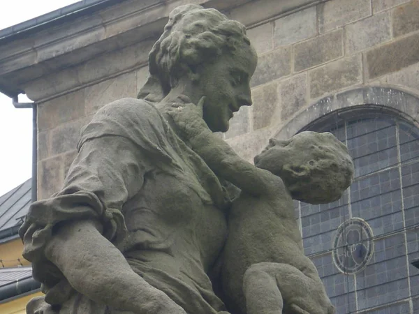 Posąg Matki Dzieckiem — Zdjęcie stockowe