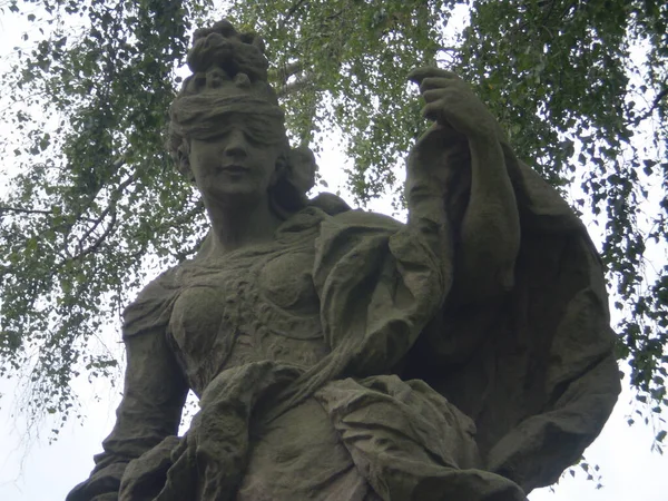 Posąg Kobiety Pod Drzewem — Zdjęcie stockowe