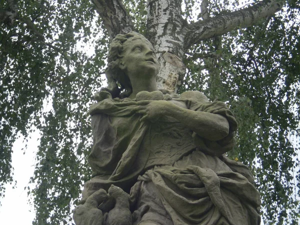 Posąg Kobiety Pod Drzewem — Zdjęcie stockowe