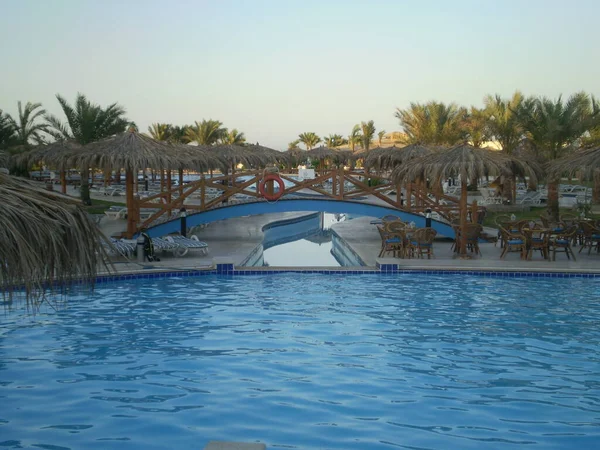 埃及Hurghada度假胜地的游泳池 — 图库照片