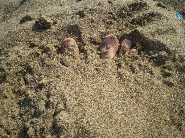 Füße Mit Sand Bedeckt — Stockfoto