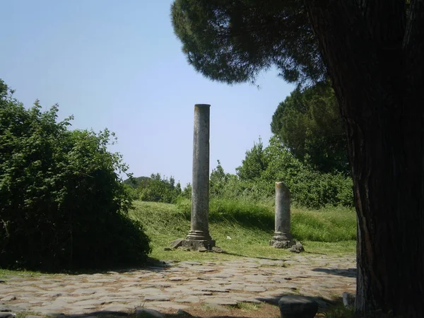 İtalya 'daki Ostia Antica' daki Roma sütunlarının kalıntıları