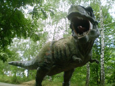 Ormanda bir tyranosaurus rex