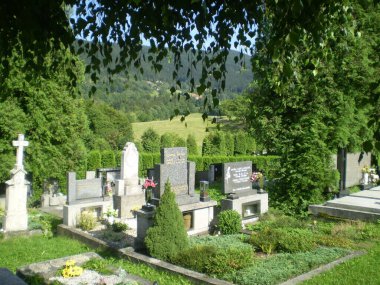 Çek kırsalındaki bir tepede mezarlık