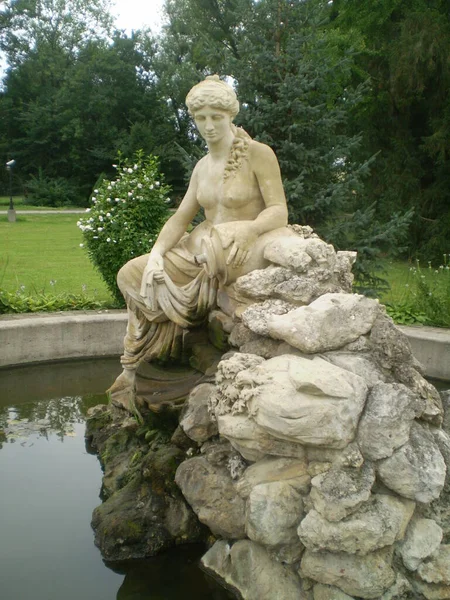 Una Estatua Una Mujer Una Fuente — Foto de Stock