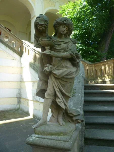 捷克共和国克罗梅里兹城堡院子里的一座雕像 — 图库照片