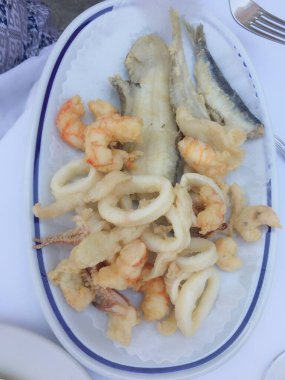 Balık ve karides tabağı.