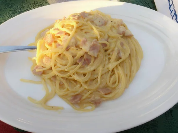 Bir tabak spagetti carbonara.