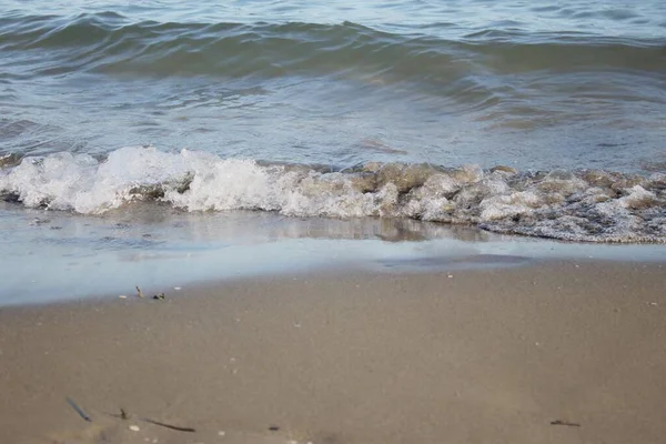 Havsvågor Och Strandsand Italien — Stockfoto