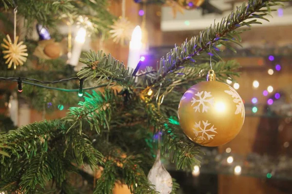 Noel ağacının süslemesi.