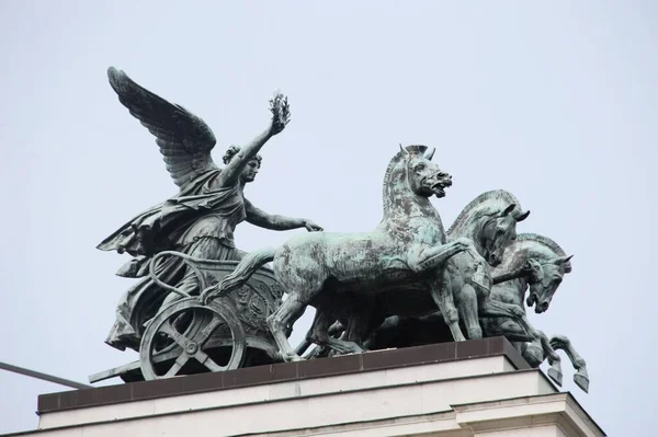 Estatua Edificio Viena Austria —  Fotos de Stock