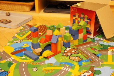 Çocuklar tahta kutular oynar.