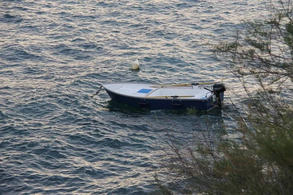  Hırvatistan 'ın Stobrec kentinde denizde küçük bir tekne