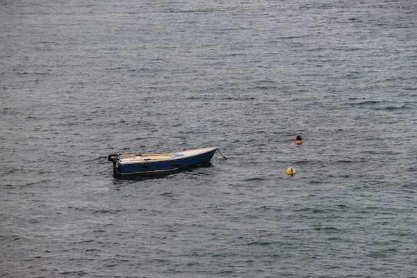 Hırvatistan Stobrec Kentinde Denizde Küçük Bir Tekne — Stok fotoğraf