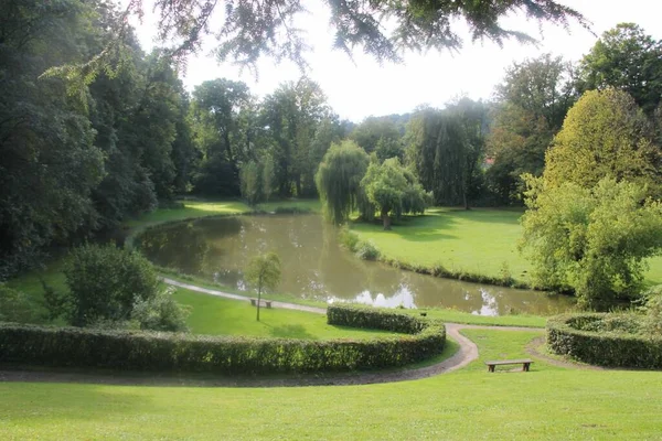 Çek Cumhuriyeti, Vizovice kalesinin bahçesinde gölet ve söğütler