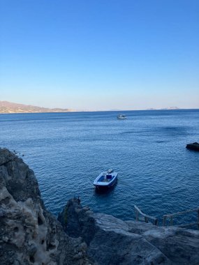 Preveli Plajı - Mavi su ve Yunanistan 'ın Girit kentindeki küçük bir teknenin yer aldığı kıyı sahnesi
