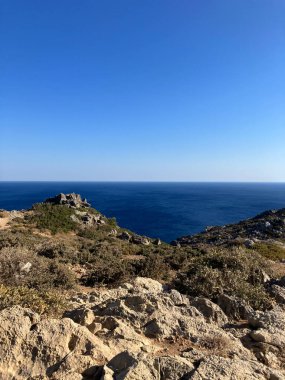 Kayalık sahil kenarı ve deniz manzarası, Girit, Yunanistan