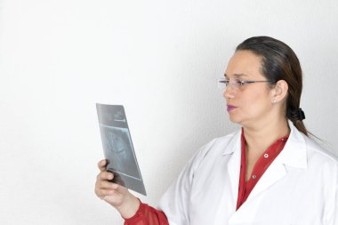 Doktor farklı danışma durumlarında.