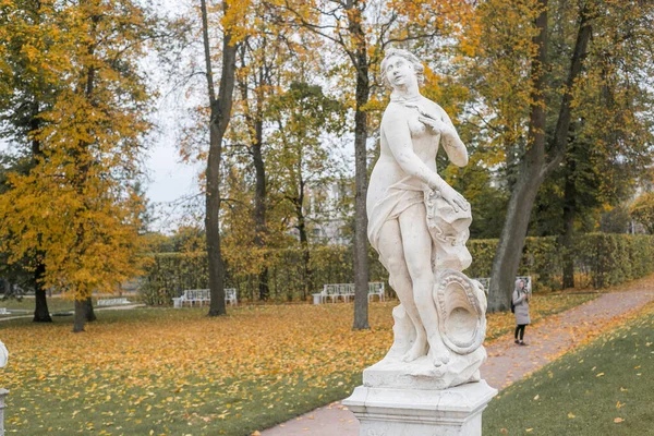 Fotoğraf Andromeda beyaz mermer heykel
