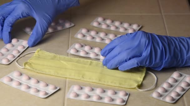 Mężczyzna Rękawiczkach Ochronnych Wkłada Tabletki Bierze Maskę Medyczną — Wideo stockowe