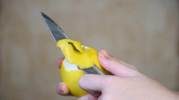 男人采摘柠檬皮 — 图库视频影像