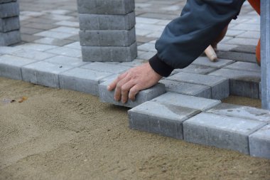 Bir işçi inşaat sahasına beton döşemiş, yakın plan..