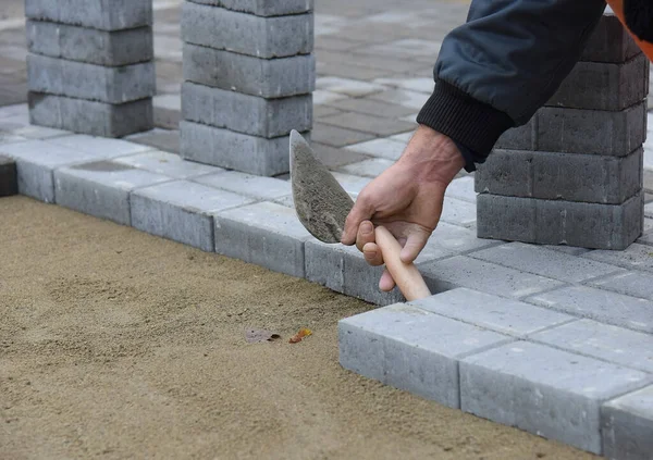 İnşaatçılar yol kiremitlerini kumun üzerine sermişler..