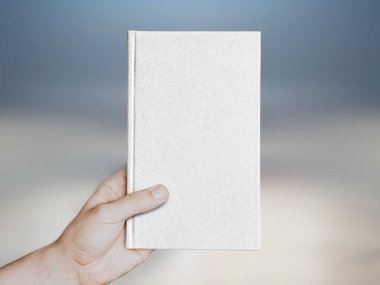 Pembe arka planda izole edilmiş ciltli kitap el..