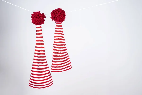Dua Topi Bergaris Merah Dan Putih Dengan Ekor Panjang Dan — Stok Foto