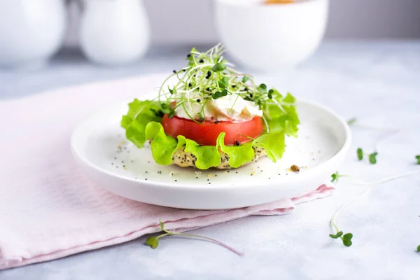 Burger Sayuran Dengan Tomat Selada Dan Microgreens Atas Piring Putih — Stok Foto