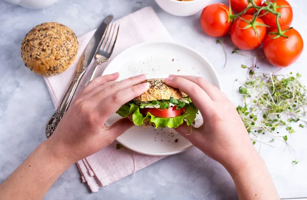 Tangan Wanita Memegang Burger Sayuran Dengan Tomat Keju Selada Dan — Stok Foto