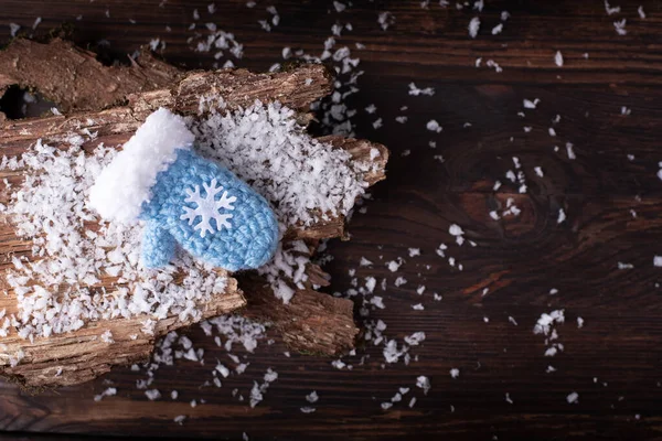 Satu Sarung Tangan Biru Dengan Serpihan Salju Kulit Kayu Dan — Stok Foto