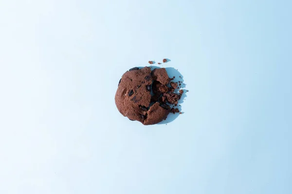 Satu Rusak Chocolate Chip Cookie Pada Latar Belakang Biru Bawah — Stok Foto