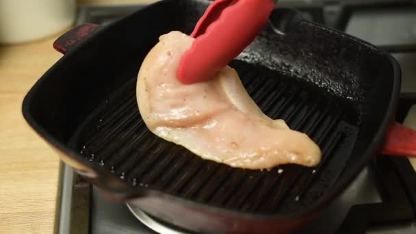 Evdeki ızgarada tavuk filetosu pişiyor.. — Stok video
