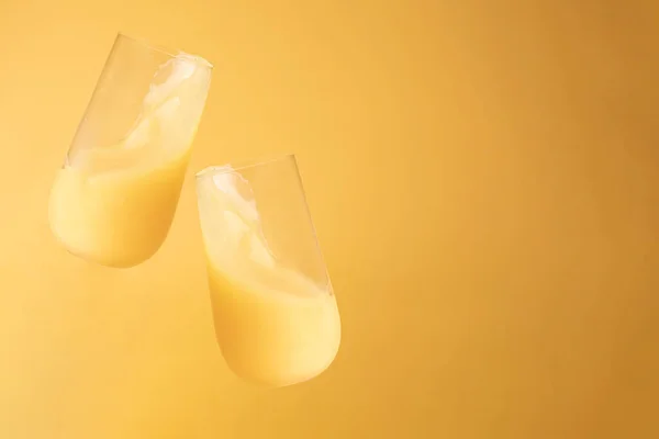 Dua Gelas Dengan Jus Jeruk Segar Pada Latar Belakang Kuning — Stok Foto