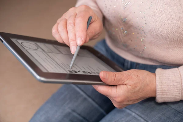 Tangan Wanita Tua Memegang Stylus Dari Ebook Menggunakan Tablet Digital Stok Foto Bebas Royalti