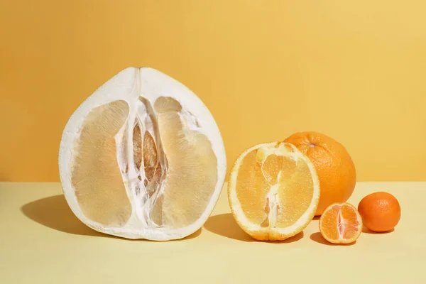 Setengah Dari Pomelo Segar Berair Dan Oranye Jeruk Keprok Pada — Stok Foto