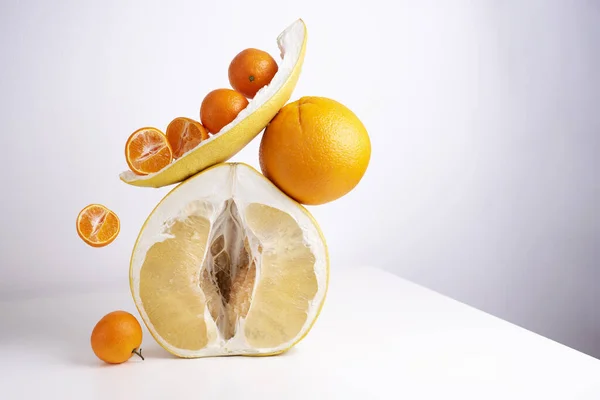 Die Hälfte Der Frischen Saftigen Pomelo Orange Mandarinen Und Schale lizenzfreie Stockbilder