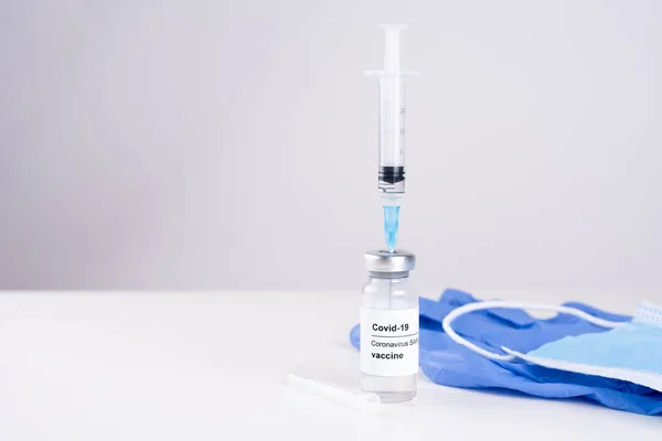 Covid Impfflasche Spritze Medizinische Maske Und Handschuhe Auf Weißem Hintergrund — Stockfoto