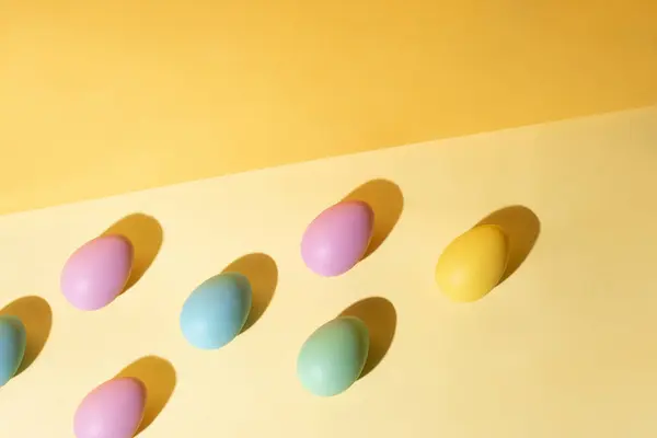 Warna Warni Telur Paskah Pada Latar Belakang Kuning Bawah Sinar — Stok Foto