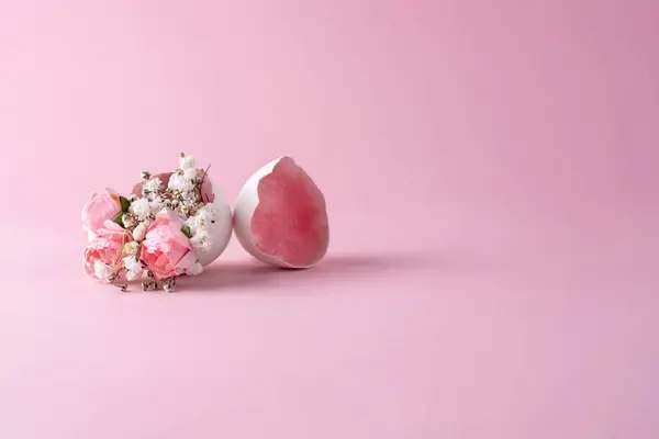 Bunga Merah Muda Dan Putih Jatuh Keluar Dari Cangkang Telur — Stok Foto