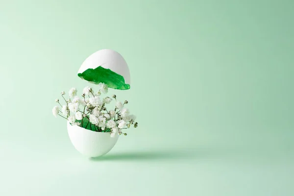 Witte Kleine Bloemen Eierschaal Groene Achtergrond Close Pasen Kaart Stockafbeelding