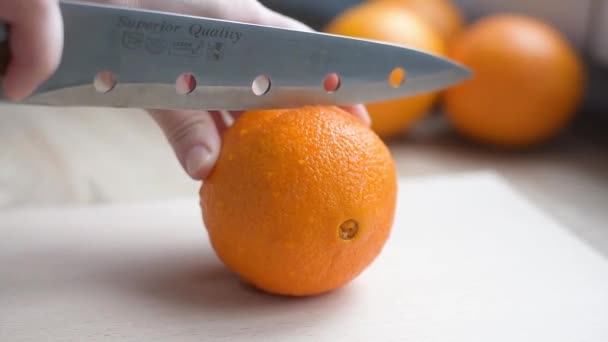 Kezek narancssárgára vágva, késsel a deszkán. — Stock videók