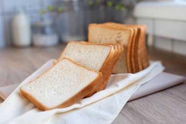 Mutfaktaki masada dilimlenmiş tost ekmeği, bir dilim beyaz ekmek, kapat..