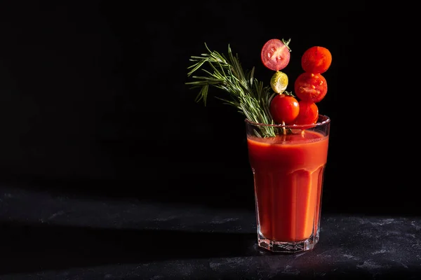 Coquetel Maria Sangrenta Com Tomates Alecrim Fundo Preto Raio Luz — Fotografia de Stock