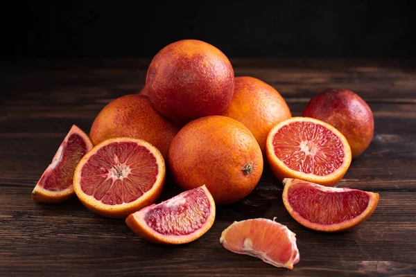 Hill Juicy Darah Segar Oranye Pada Latar Belakang Kayu Gelap — Stok Foto