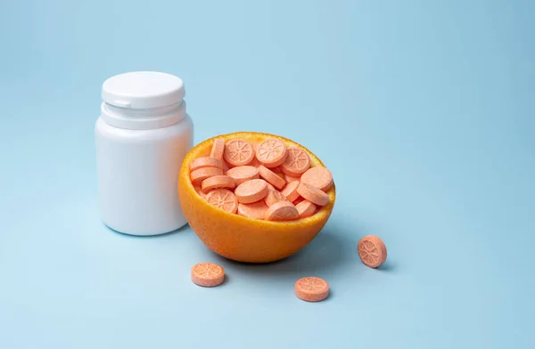 Botol Putih Dan Tablet Oranye Vitamin Dengan Setengah Oranye Dengan — Stok Foto