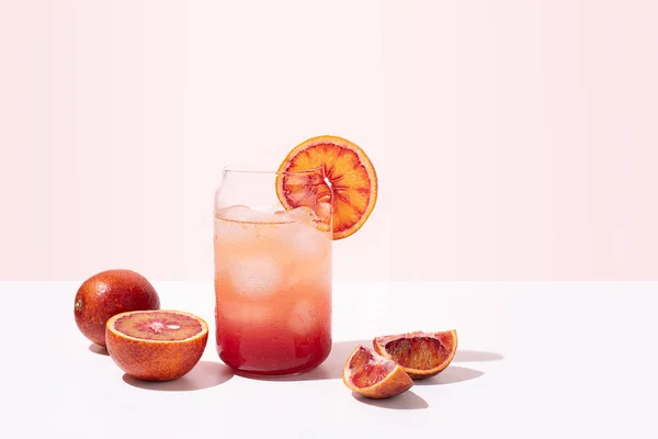 Літній Кривавий Апельсиновий Лимонад Склянці Здорова Функціональна Вода Рожевому Фоні — стокове фото